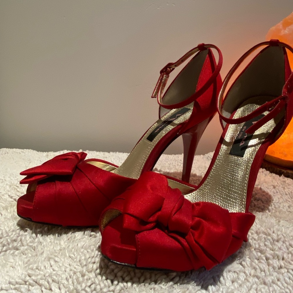 NWT..Nina Electra red satin ankle strap, side bow heels. Size 7M / 37